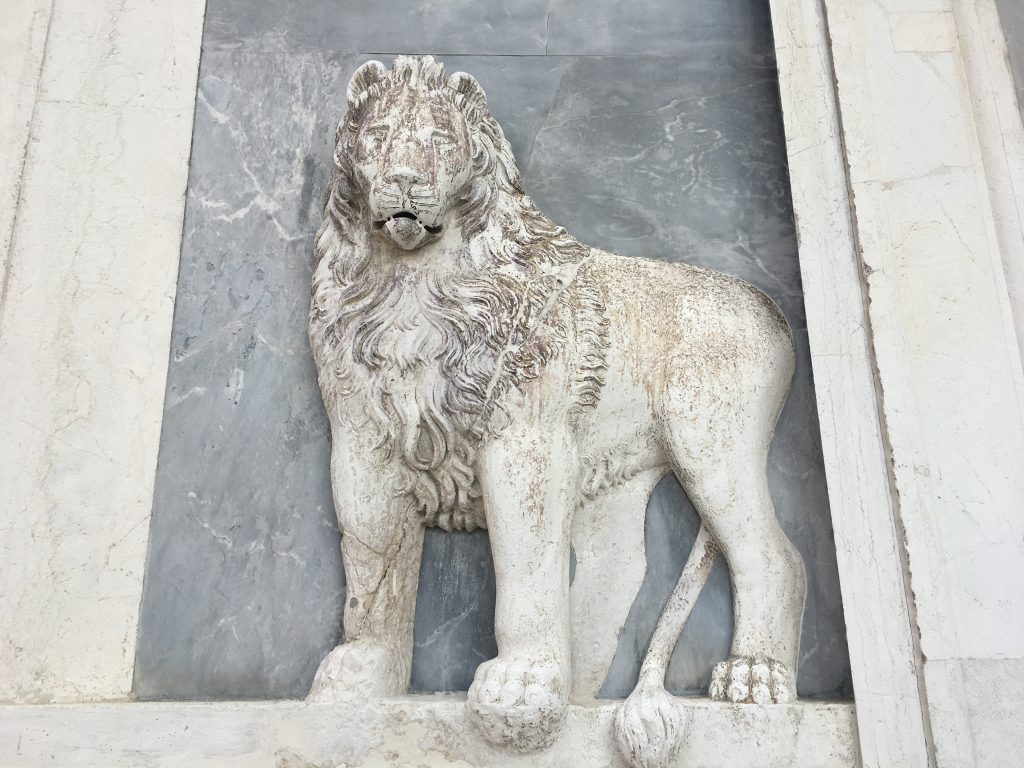 sculpture d'un lion blanc sur un édifice de Venise