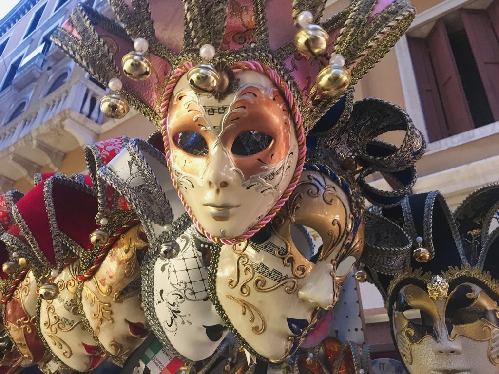 masques colorés du carnaval de venise en Italie