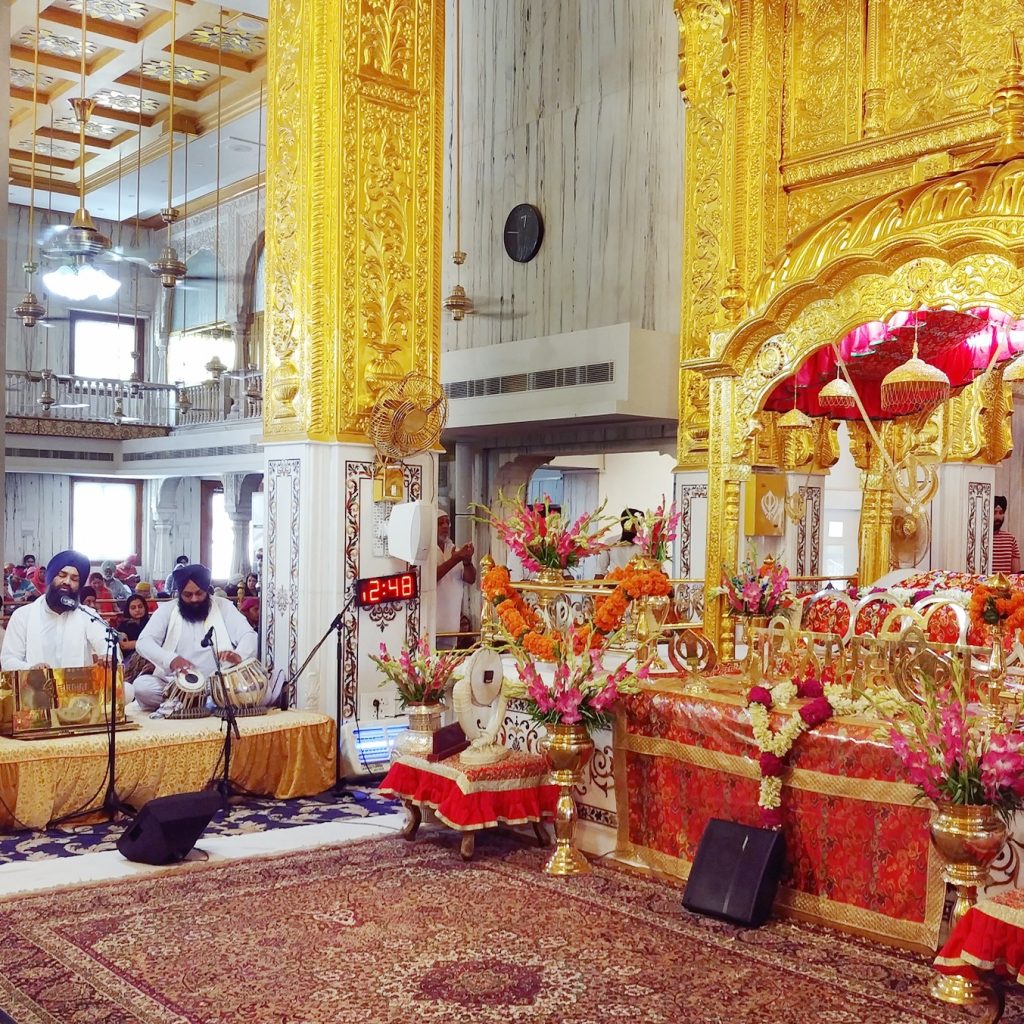 la salle de prière est très colorée avec des piliers en or