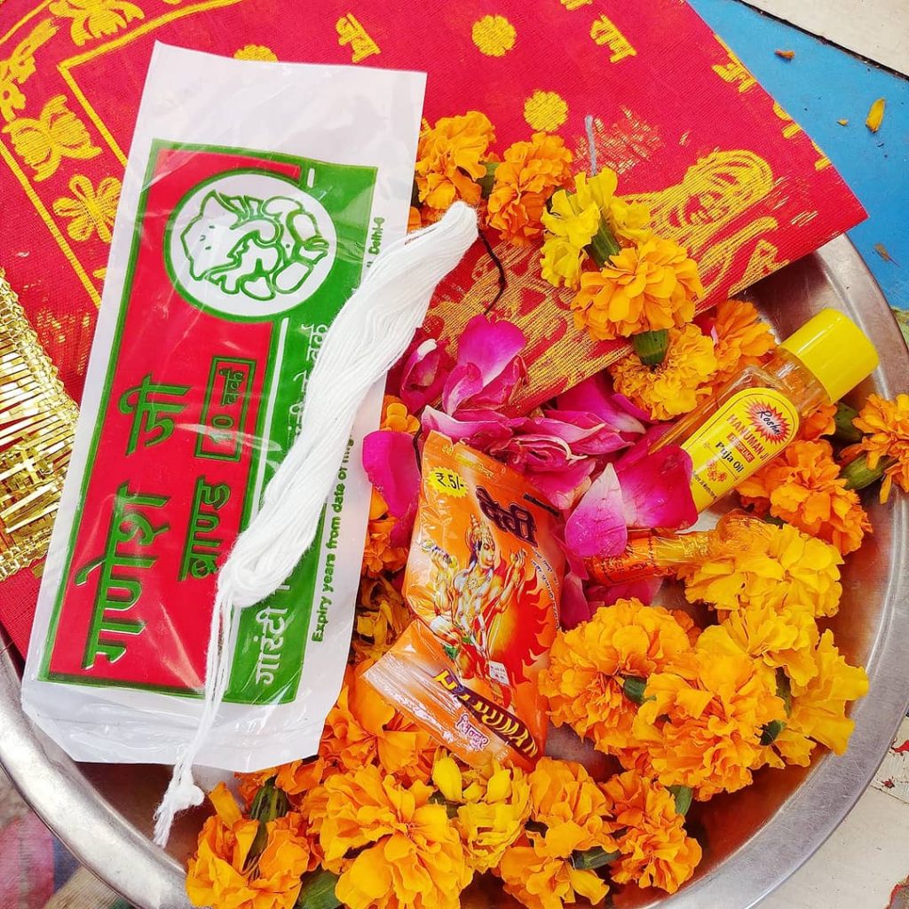 un bol coloré rempli de fleurs et parfums pour les offrir aux dieux du temple
