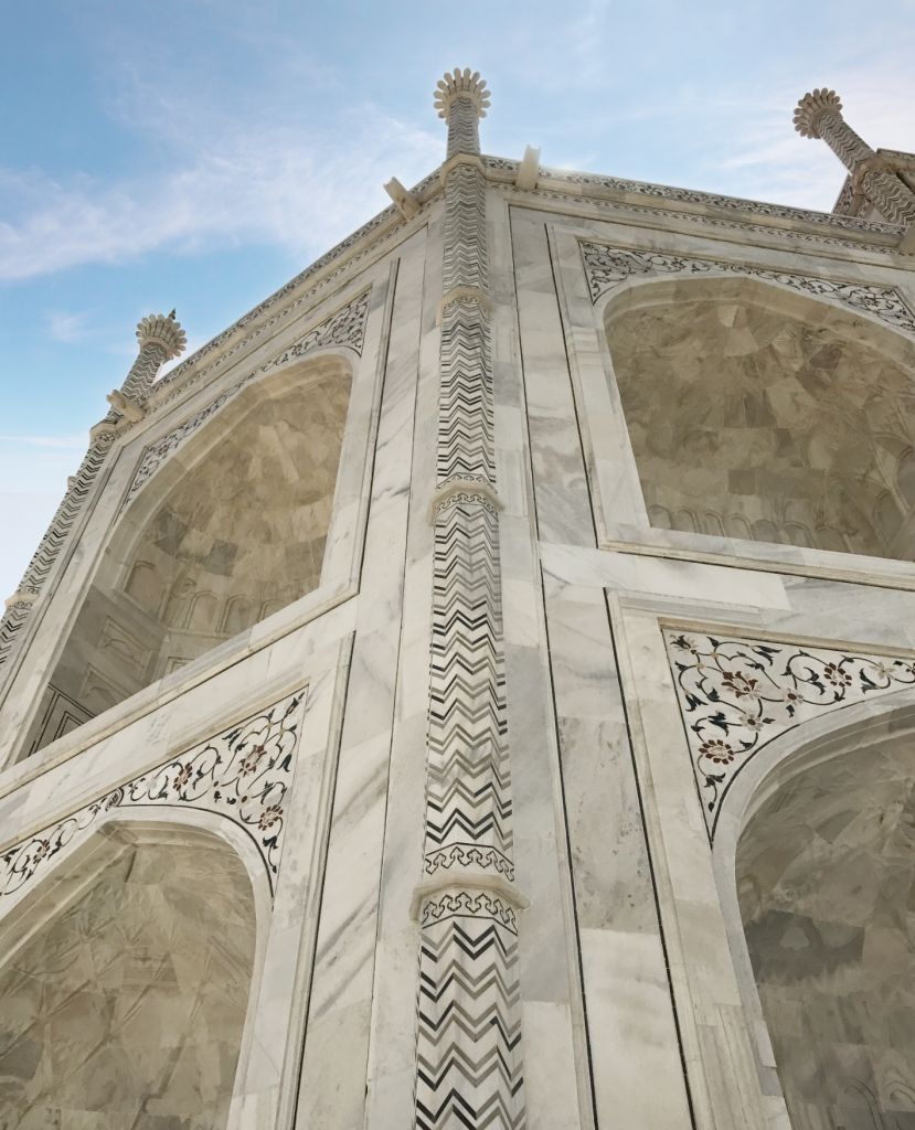 détails des murs extérieurs du Taj Mahal