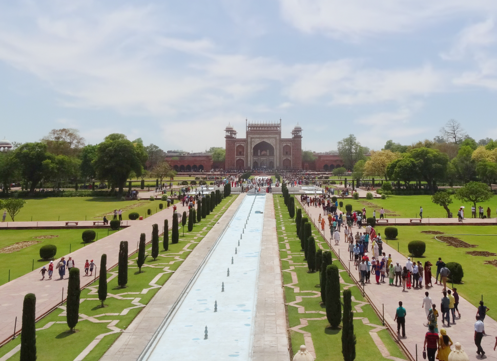 vue des jardisn depis la plateforme du Taj Mahal