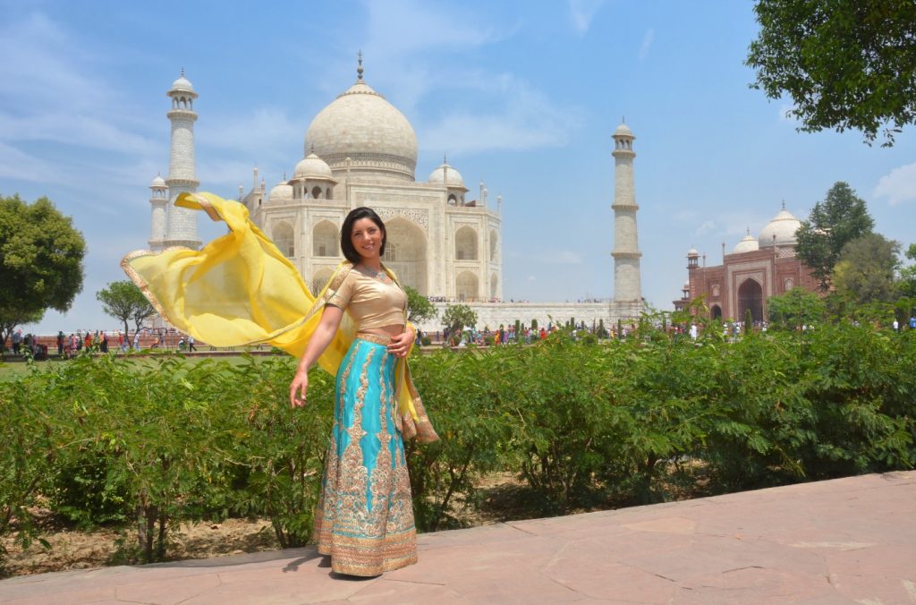 une fille pose en sari dans les jardins du Taj Mahal