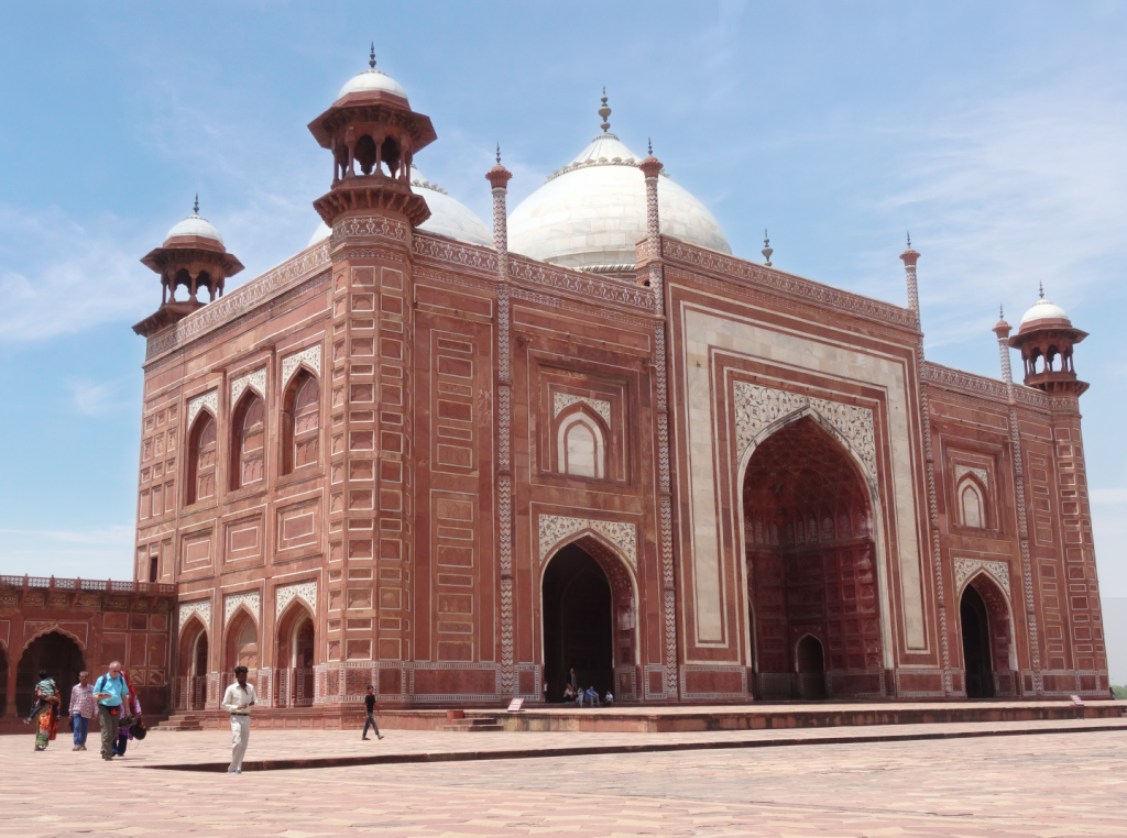 une des mosquées rouges de chaque côté du Taj Mahal