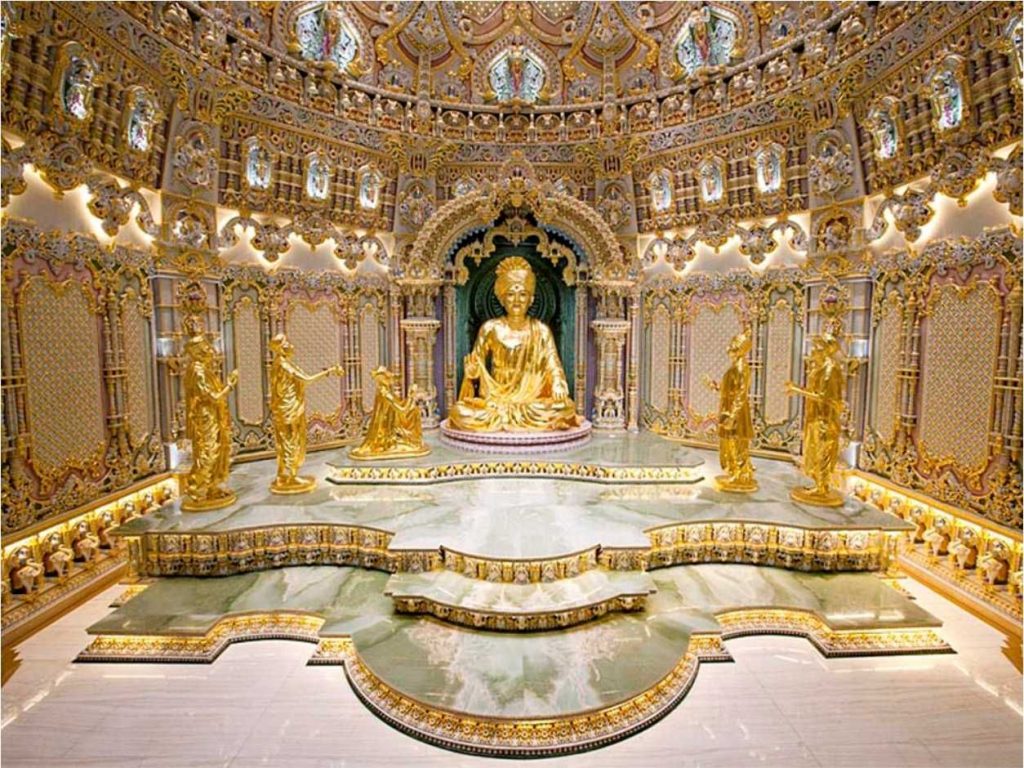 l'intérieur du temple est riche en détail, la divinité est recouverte d'or et assise sur du marble vert