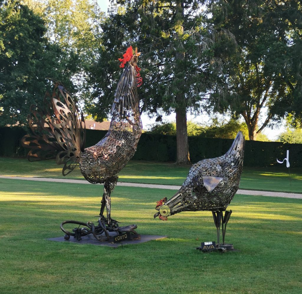 sculpture de deux coqs dans les jardins d'eyrignac