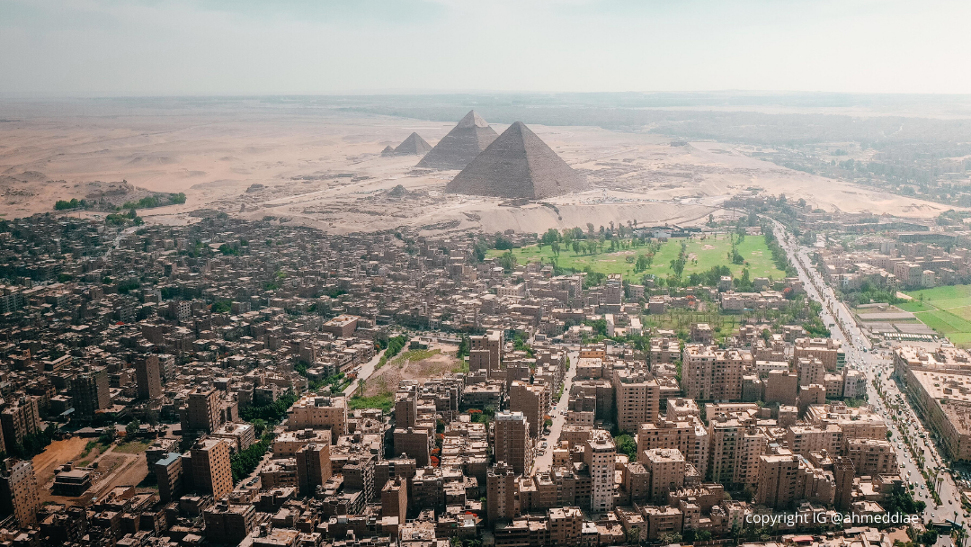 vue aérienne des Pyramides de Gizeh en Egypte