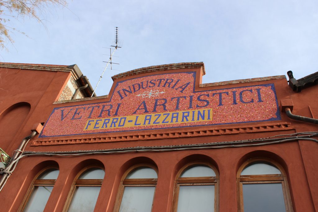 la facade rouge de l'usine de souffleurs de verre sur l'ile de Murano en Italie