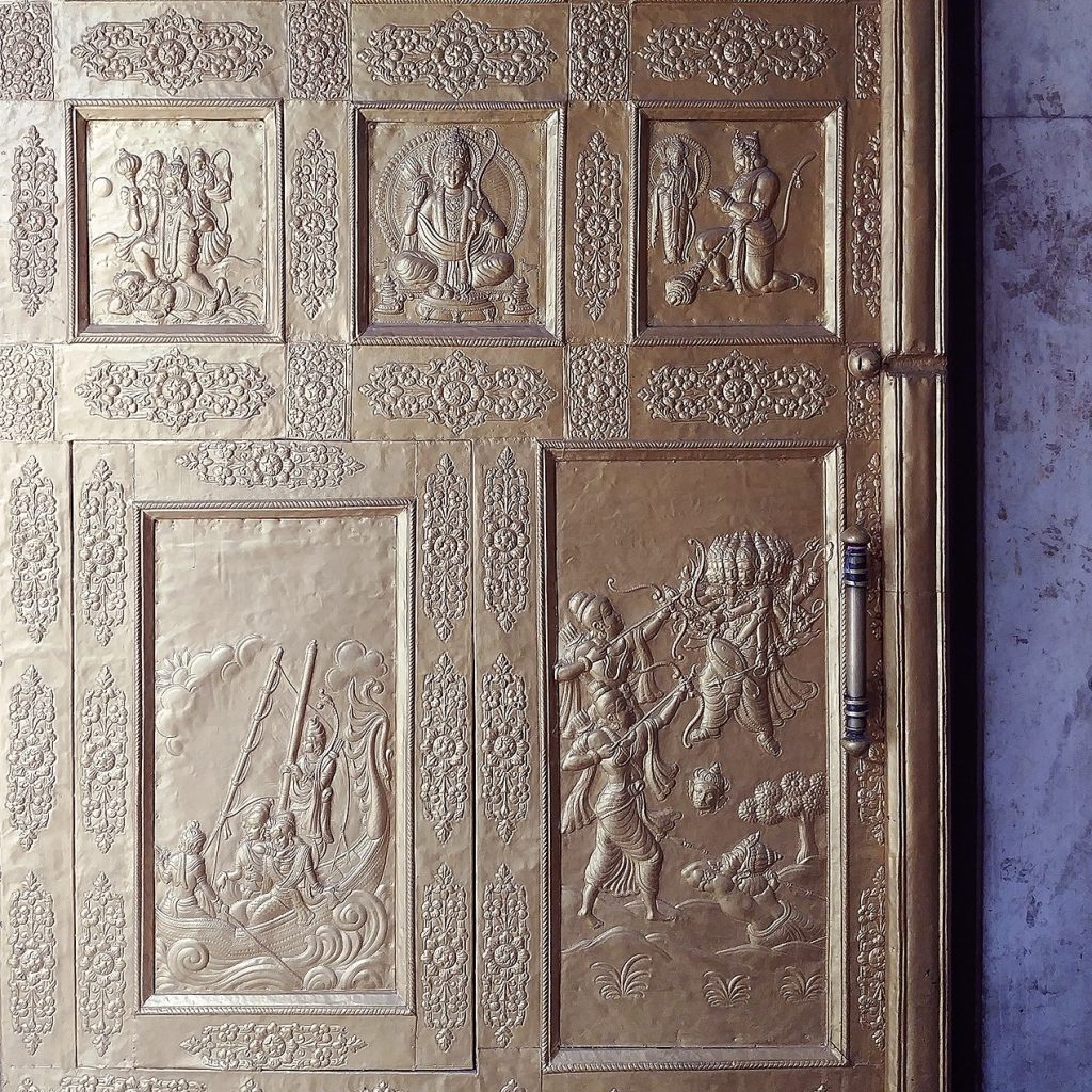 porte recouverte d'or et sculpté avec des scènes d'écriture religieuses