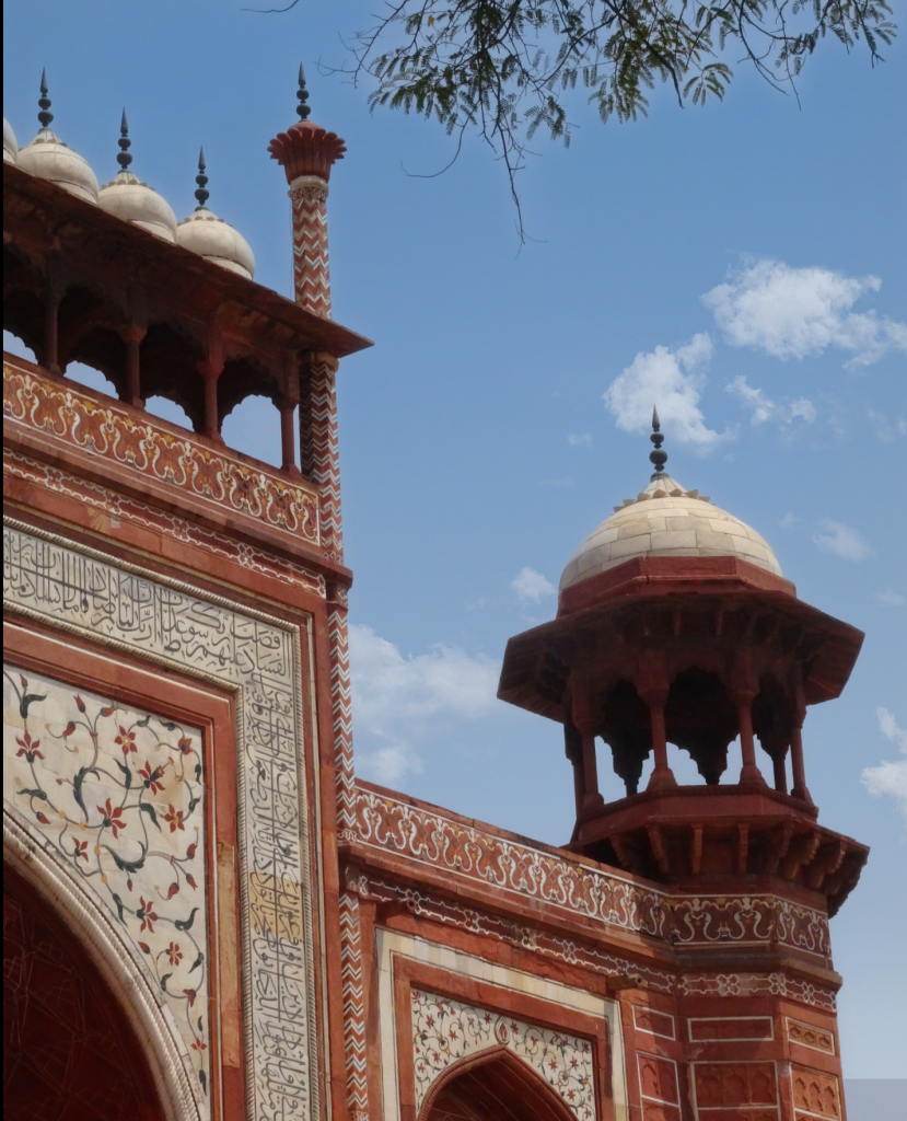 Détails architectural de la porte d'entrée du Taj Mahal
