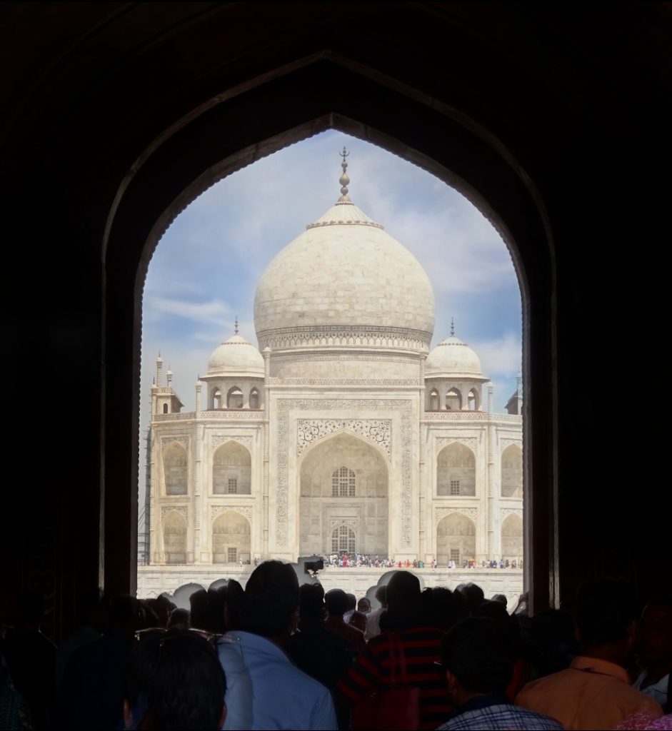 vue sur le Taj Mahal en entrant avec la foule