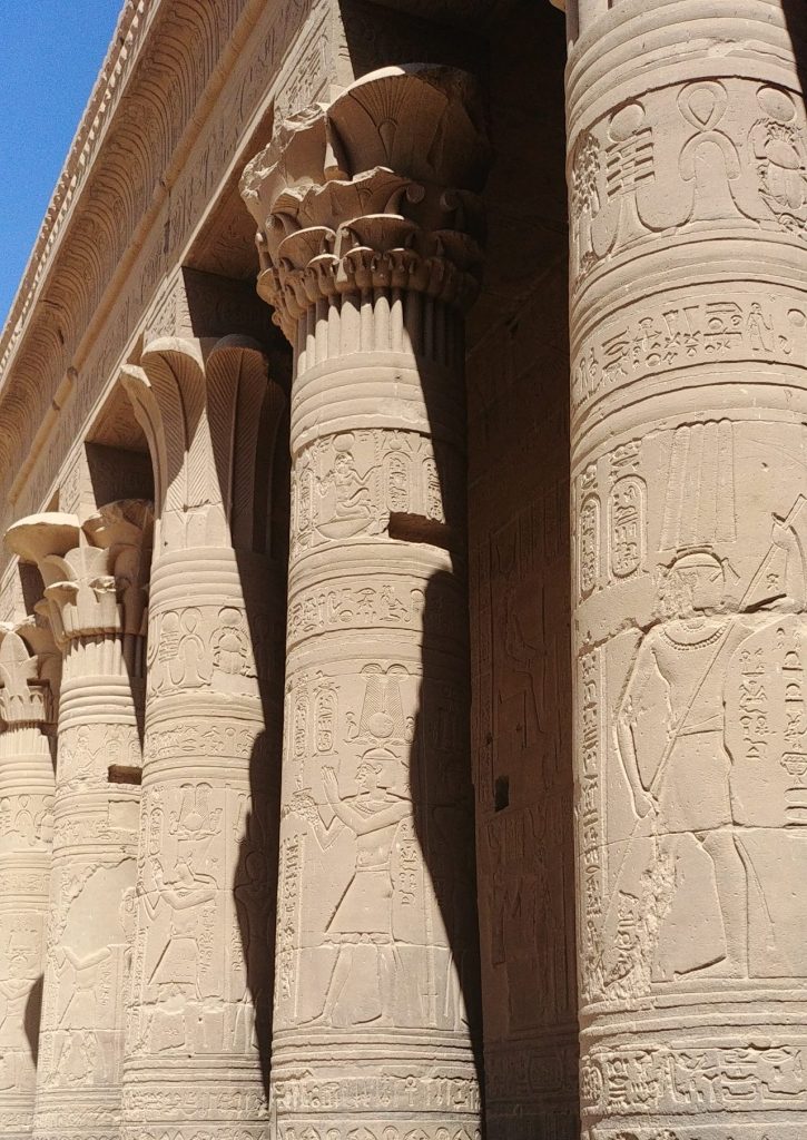 grands pilliers décoratifs à l'intérieur du temple de Philae - Assouan