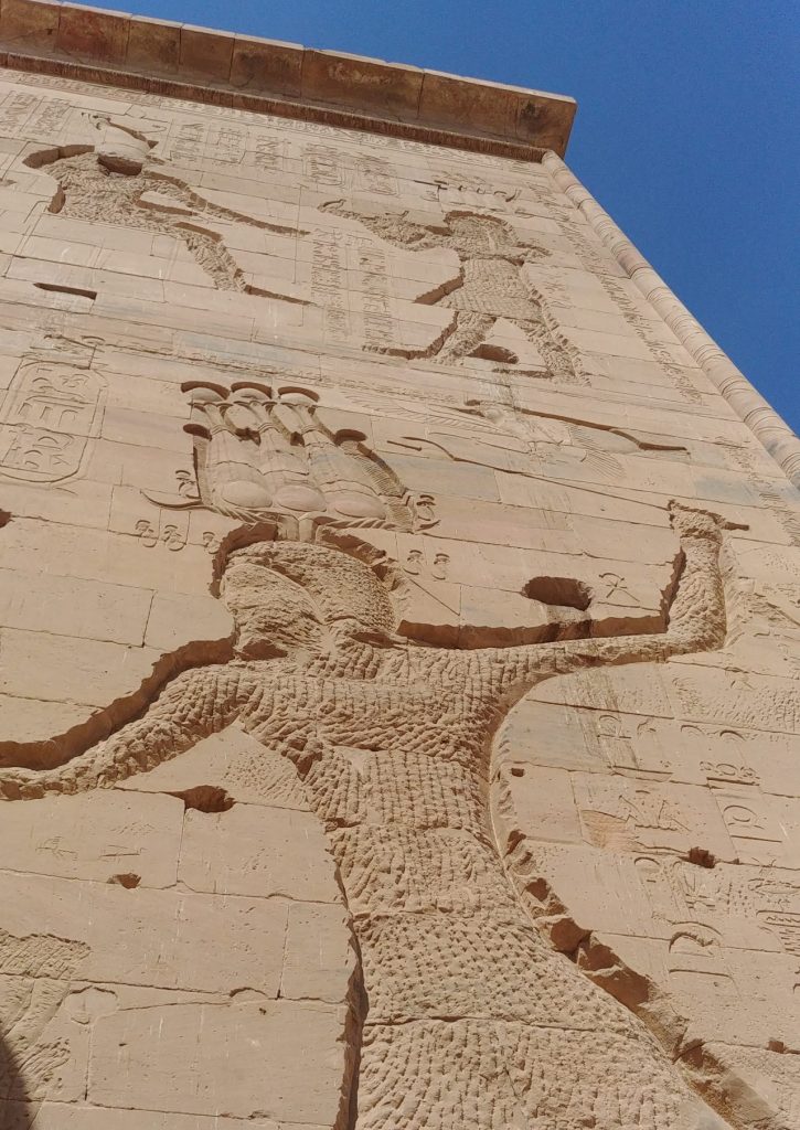 Gravure sur pierre représentant le pharaon sur la facade principale du Temple de Philae