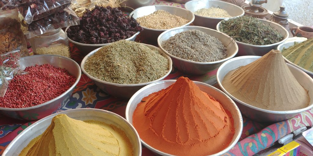 des bols remplis de différentes épices sur le marché local du village Nubien